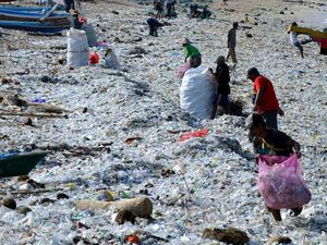 Sampah di Pantai Bali Kembali Disorot Media Asing, Turis Kecewa
