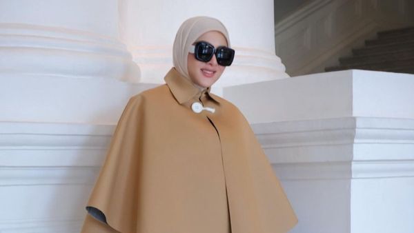 6 Gaya Syahrini Diduga Tutupi Kehamilan, Pakai Cape Sambil Tenteng Tas Rp 1 M