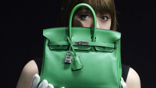 A Bonhams employee displays a Hermes: a Bambou Swift Leather Birkin 25 bag, at the auction rooms in London, Monday, Feb. 26, 2024. The bag estimated at 12,000-18,000 UK Pounds (15,000-22,800 US Dollars) will be for auction in the live sale on Feb. 28, it will feature luxurious items of handbags and ready-to-wear designs from coveted names including Chanel, Hermes, Karl Lagerfeld for Chanel, Christian Dior, Louis Vuitton, and Gucci. (AP Photo/Kirsty Wigglesworth)