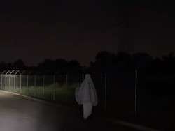 Viral Wanita Pulang Tarawih Pakai Mukena Putih Naik Skuter, Dikira Hantu