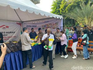 Warga Antusias Beli Sembako di Bazar Polres Jaksel, Cuma Bayar Separuh Harga Warga Antusias Beli Sembako di Bazar Polres Jaksel, Cuma Bayar Separuh Harga
