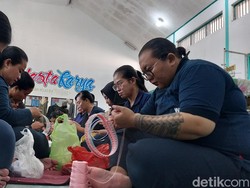 Peci Buatan Warga Binaan Lapas Perempuan Malang Laris Manis Saat Ramadan