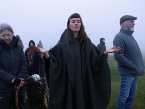 Warga Irlandia Sambut Terbit Matahari Saat Fenomena Equinox Warga Irlandia Sambut Terbit Matahari Saat Fenomena Equinox