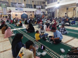 Masjid Raya Bandung Sediakan 1.100 Takjil Gratis Saban Hari