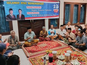 Sejumlah Warga Sidoarjo Potong Tumpeng Syukuri Kemenangan Prabowo-Gibran