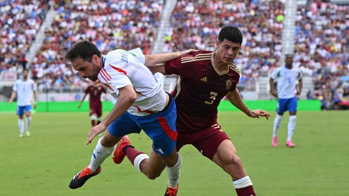 FORT LAUDERDALE, FLORIDA - MARCH 21:  Giacomo Bonaventura of Italy competes for the ball with Yordan Osorio of Venezuela during the International Friendly match between Venezuela and Italy at Chase Stadium on March 21, 2024 in Fort Lauderdale, Florida. (Photo by Claudio Villa/Getty Images)