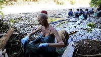 Aksi Bule Bersih-bersih Sampah di Sungai Pecatu Bali