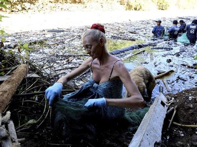 Aksi Bule Bersih-bersih Sampah di Sungai Pecatu Bali