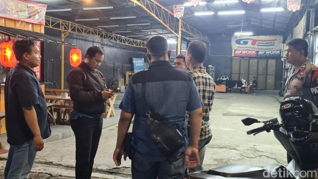 Anggota Polsek Mampang Prapatan mengecek ke lokasi kejadian viral pengemudi mobil todongkan pistol di Jaksel.