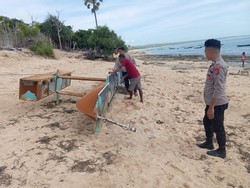 Bangkai Kapal Berisi Sekarung Kitab Berbahasa Somalia Terdampar di Rote Ndao