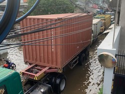 Banjir Belum Surut dari Pagi, Lalin Jl Kapuk Kamal Raya Jakut Macet