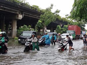 Banyak Motor Mogok Terobos Banjir di Cengkareng, Mekanik Tawarkan Jasa Servis