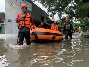 Banjir di Cilincing Capai 1,5 Meter, 340 Warga Diungsikan ke Rusun Embrio