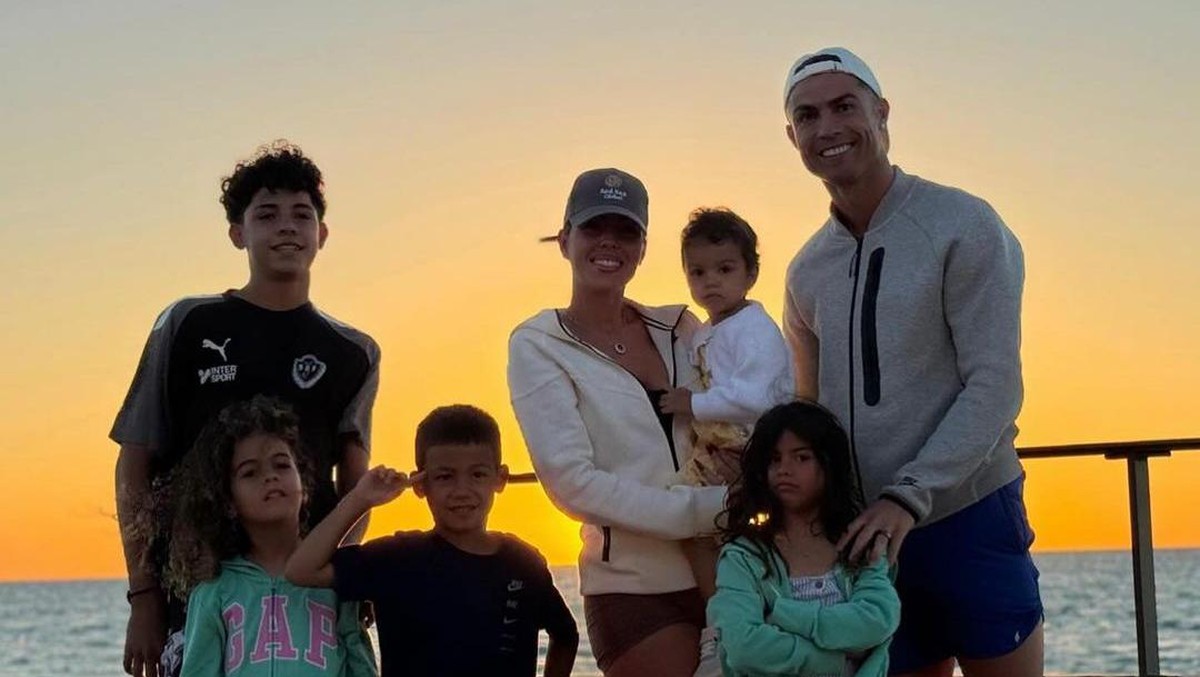 Cristiano Ronaldo bersama Georgina dan kelima anaknya. Foto: (Cristiano Ronaldo/Instagram)