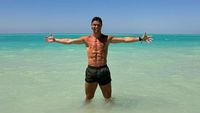 Foto: Cristiano Ronaldo Pamer Perut Roti Sobek di Pantai Arab Saudi