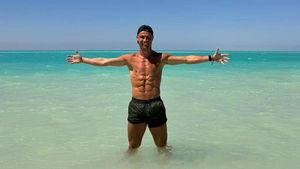 Foto: Cristiano Ronaldo Pamer Perut Roti Sobek di Pantai Arab Saudi