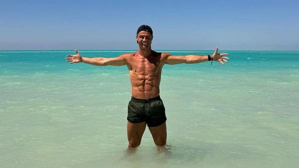 Foto: Cristiano Ronaldo Pamer Perut Roti Sobek di Pantai Arab Saudi