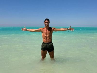 Foto: Cristiano Ronaldo Pamer Perut Roti Sobek di Pantai Arab Saudi