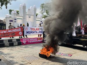 Demo Turunkan Jokowi di Depan Balai Kota Solo, Massa Bakar Ban