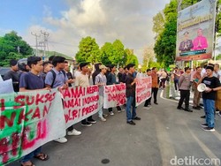 Puluhan Orang Gelar Aksi di Polresta Mataram, Minta Connie Bakrie Ditangkap