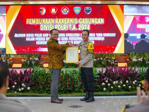Kapolri Apresiasi Divisi Humas Polri Terima Sertifikat ISO 9001:2015