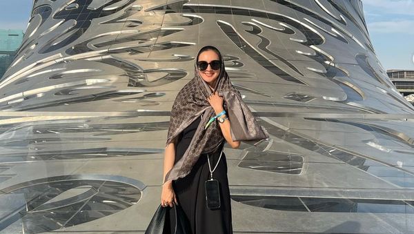 8 Gaya Donna Agnesia Liburan ke Dubai Curi Atensi, Pakai Kaftan dan Kerudung