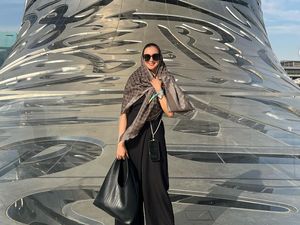 8 Gaya Donna Agnesia Liburan ke Dubai Curi Atensi, Pakai Kaftan dan Kerudung