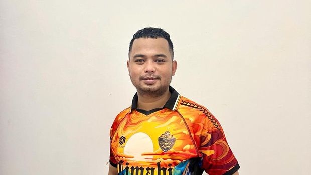Eko Fadly mempunyai cita-cita menjadi pesepakbola sejak kecil. Namun dia gagal mewujudkan cita-citanya itu, terlebih usia saat ini sudah 30 tahun.