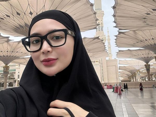 8 Foto Gaya Wika Salim Berhijab Saat Umrah yang Bikin Pangling