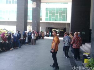 Pegawai Pemkab Lamongan Rebutan Evakuasi dari Lantai 7 Saat Gempa Tuban M 5,9 Pegawai Pemkab Lamongan Rebutan Evakuasi dari Lantai 7 Saat Gempa Tuban M 5,9