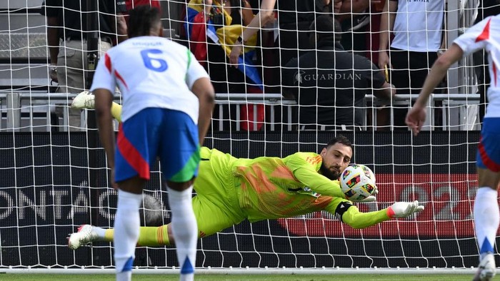 FORT LAUDERDALE, FLORIDA - MARCH 21:  Gianluigi Donnarumma of Italy in action during the International Friendly match between Venezuela and Italy at Chase Stadium on March 21, 2024 in Fort Lauderdale, Florida. (Photo by Claudio Villa/Getty Images)