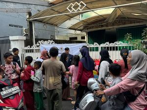 Berbagi Takjil, Hikmahbudhi Ajak Warga Jaga Persatuan Terima Hasil Pemilu 2024