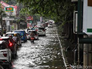 Jalan Penghubung Cakung dan Cilincing Terendam Banjir, Lalin Macet Panjang