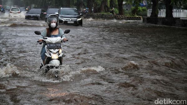 Jalan Gading Kirana Kelapa Gading Terendam Banjir