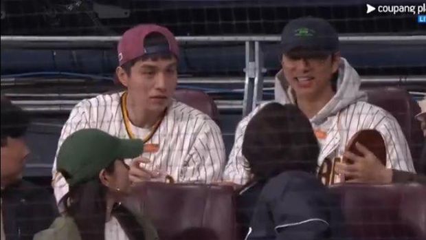 Momen Hyun Bin, Son Ye Jin, Lee Dong Wook, dan Gong Yoo nonton pertandingan baseball bareng