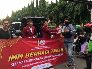 Bagi-bagi Takjil, IMM Imbau Publik Terima Hasil Pemilu dengan Legawa Bagi-bagi Takjil, IMM Imbau Publik Terima Hasil Pemilu dengan Legawa