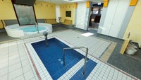 Selain kolam renang air dingin, hotel ini juga memiliki fasilitas jacuzzi.  
