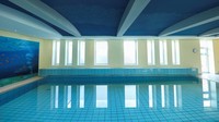 Hotel ini dilengkapi sejumlah fasilitas pendukung seperti kolam renang.  