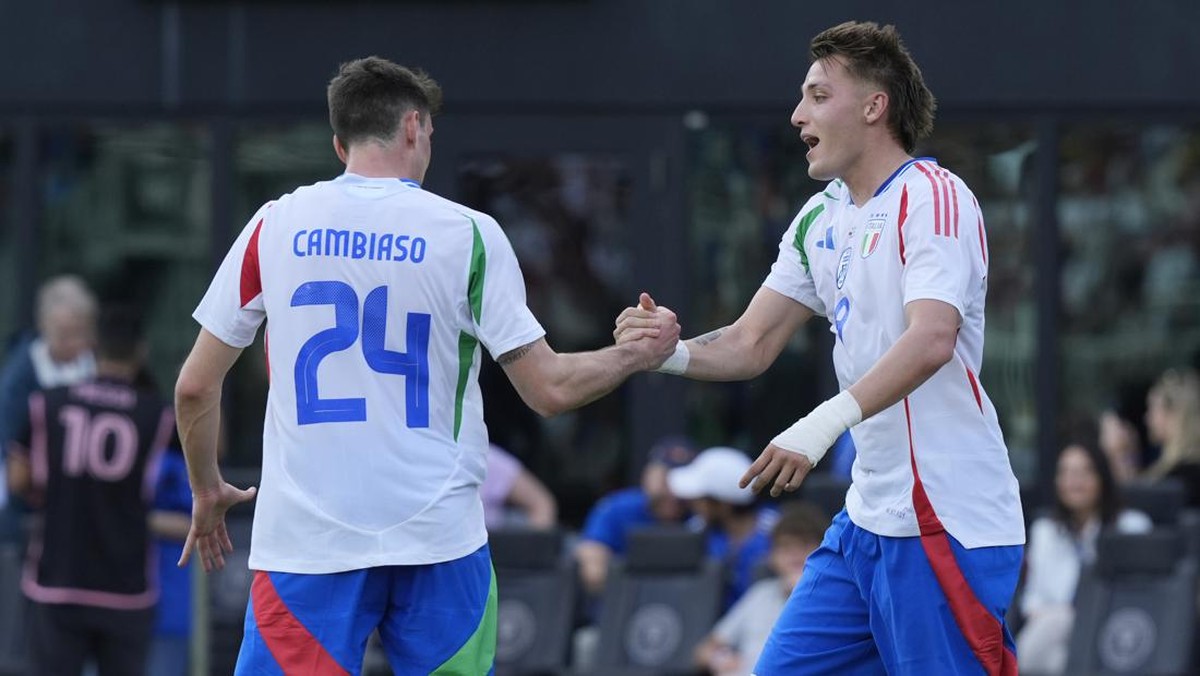 Mateo Retegui (kanan) tajam bersama timnas Italia. (Foto: AP/Marta Lavandier)