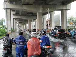 Jalan Boulevard Barat Kelapa Gading Banjir, Banyak Kendaraan Balik Arah