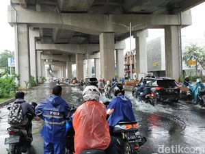 Jalan Boulevard Barat Kelapa Gading Banjir, Banyak Kendaraan Balik Arah Jalan Boulevard Barat Kelapa Gading Banjir, Banyak Kendaraan Balik Arah