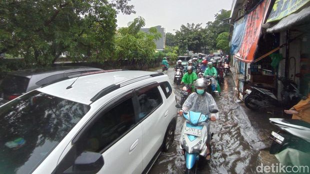 Jalan Kapuk Cengkareng, Jakarta Barat (Jakbar), masih tergenang banjir. Lalu lintas (lalin) terpantau macet parah. (Taufiq S/detikcom)