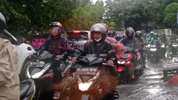 Jalan Kapuk Cengkareng, Jakarta Barat (Jakbar), masih tergenang banjir. Lalu lintas (lalin) terpantau macet parah. (Taufiq S/detikcom)