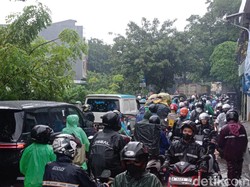 Jl Kapuk Cengkareng Macet Parah dan Tergenang, Lalin Sempat Stuck 15 Menit