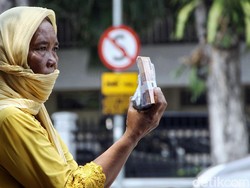 Jasa Penukaran Uang Baru Mulai Bermunculan di Pinggir Jalanan Surabaya