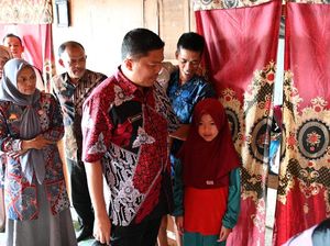 Siswi MI Maddakko Gendong Adik di Kelas Jadi Anak Angkat Pj Bupati Sinjai Siswi MI Maddakko Gendong Adik di Kelas Jadi Anak Angkat Pj Bupati Sinjai