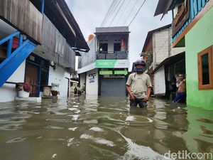 Pemprov DKI Terjunkan Ribuan Petugas hingga Pompa Air Tangani Banjir