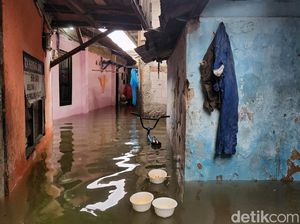 Update Banjir Jakarta: 19 RT dan 4 Ruas Jalan Masih Tergenang