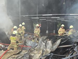 Pemadaman Api di Gudang Ekspedisi Jakbar Selesai, Begini Kondisinya Pemadaman Api di Gudang Ekspedisi Jakbar Selesai, Begini Kondisinya