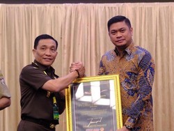 Kejati Sulsel Anugerahi Bupati Gowa Penghargaan Role Model Kepala Daerah